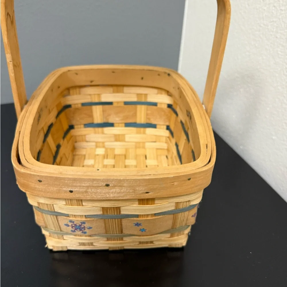 Vintage‎ and Woven Basket with floral pattern excellent condition, beautiful